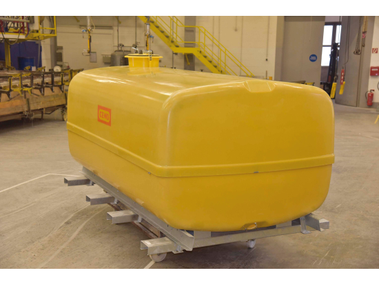 Serbatoio da trasporto in PRFV da 10000 L, a forma di tronco, con deflettori, cupola ø 420 mm, con coperchio a ribalta